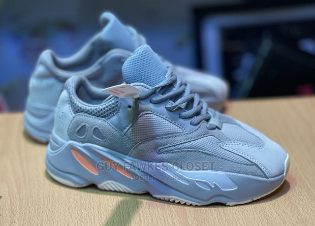Adidas Yeezy 700 · Photo 4