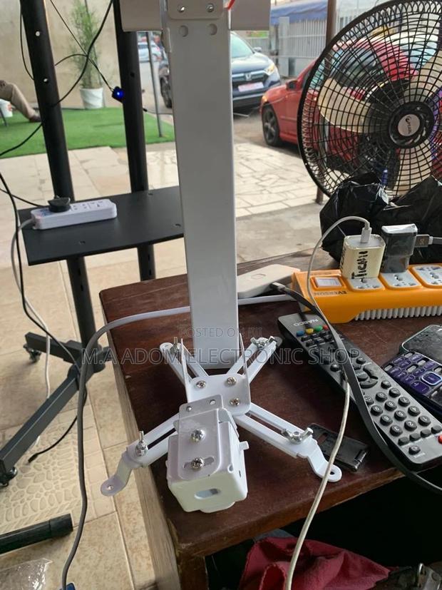 Adjustable Universal Projector Ceiling Mount · Photo 2