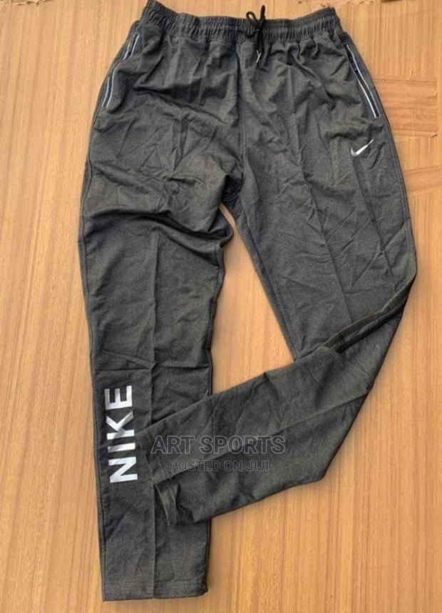 Nike Joggers · Photo 3