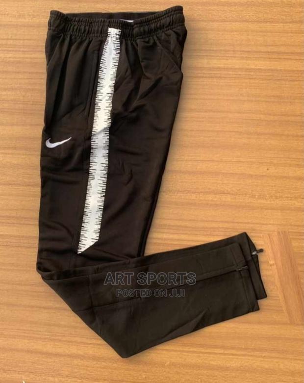 Nike Joggers · Photo 4