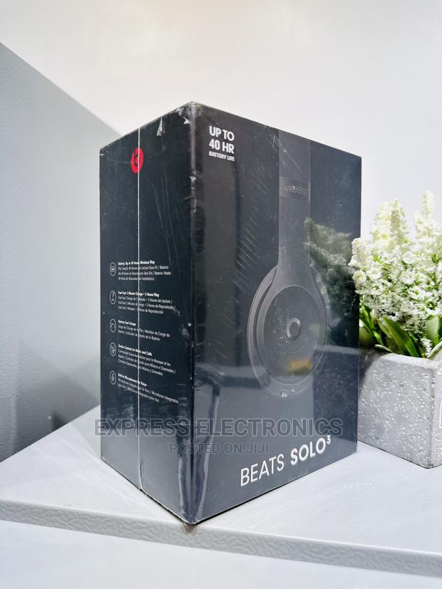 Lovely Sleek Black Beats Solo 3 Headphones · Photo 2