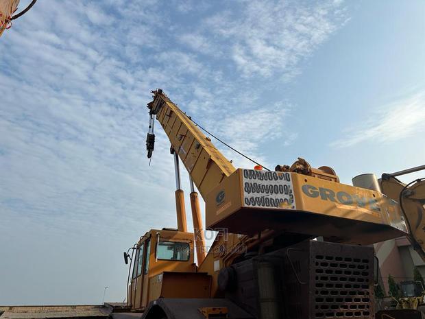 50 Ton Grove RT750 Rough Terrain Crane photo 5