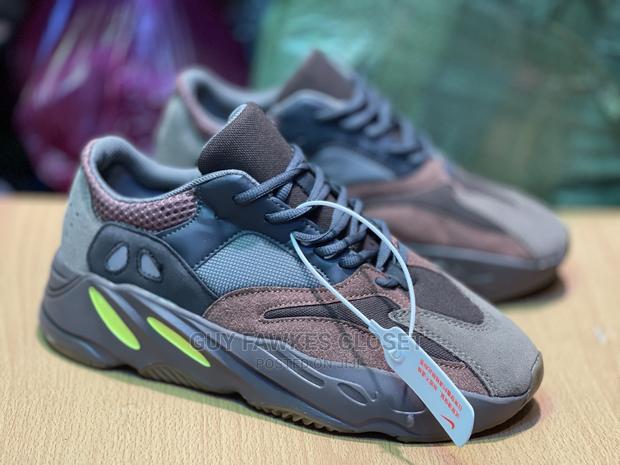 Adidas Yeezy 700 · Photo 3