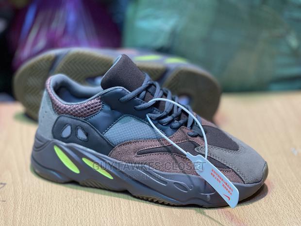 Adidas Yeezy 700 · Photo 4