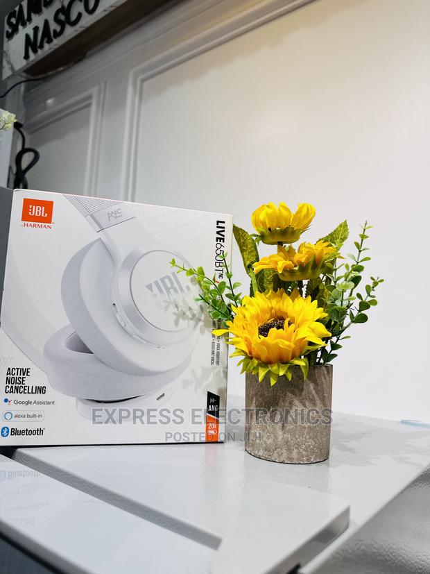 Ultimate Streaming JBL Live 650BT Headphones · Photo 2