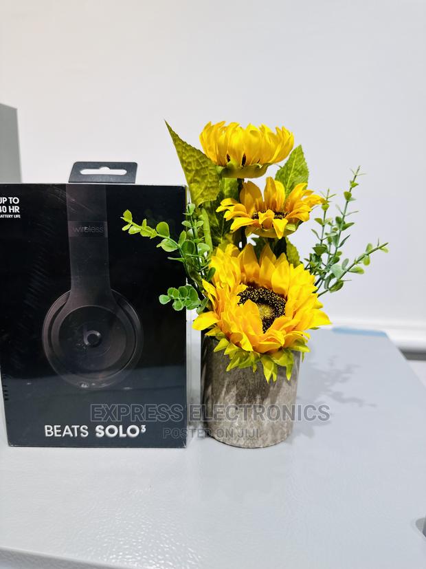 Ultimate Streaming Beats Solo 3 Headphones · Photo 2