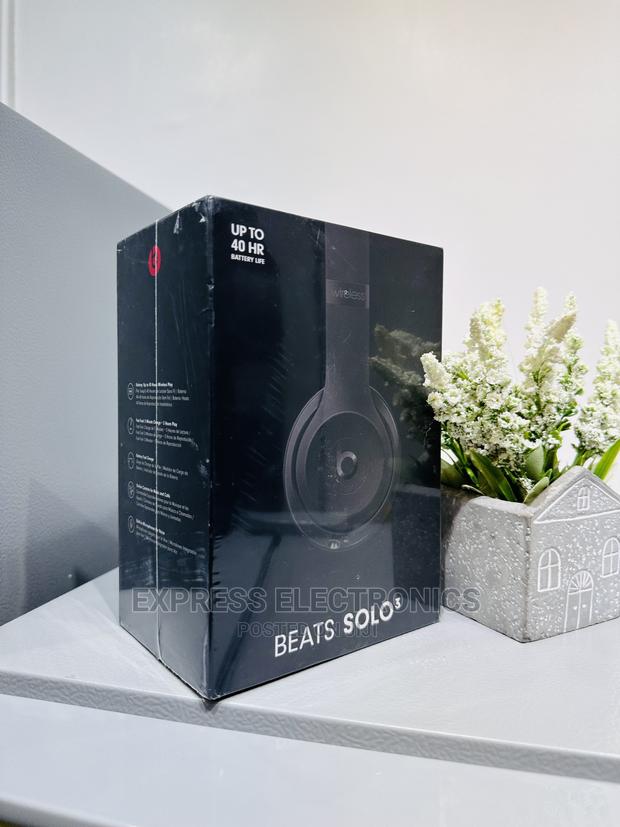 Unlimited Entertainment Beats Solo 3 Headphones · Photo 2