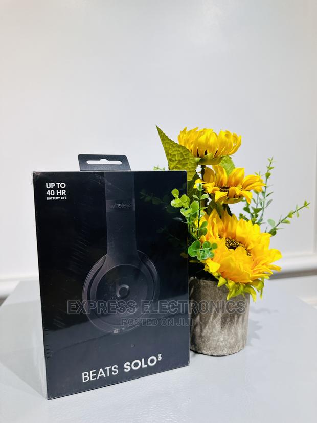 Beats Solo 3 Enhanced by Apple W1 Headphones · Photo 2