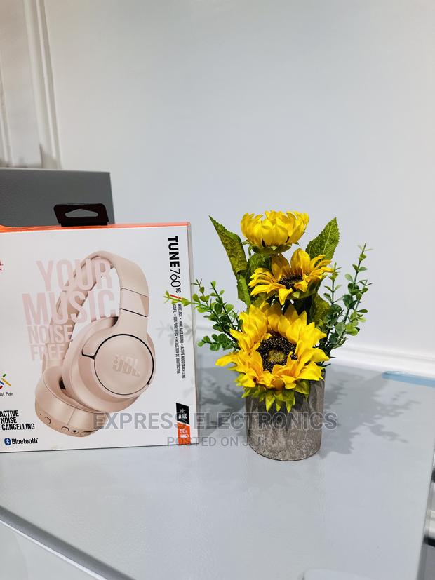 Long Lasting Durability JBL Tune 760 Headphones · Photo 2
