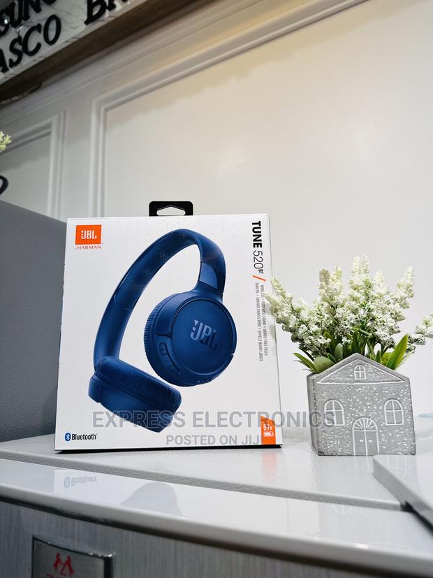 Enjoy With Bluetooth Headphones JBL Tune 520 · Photo 2