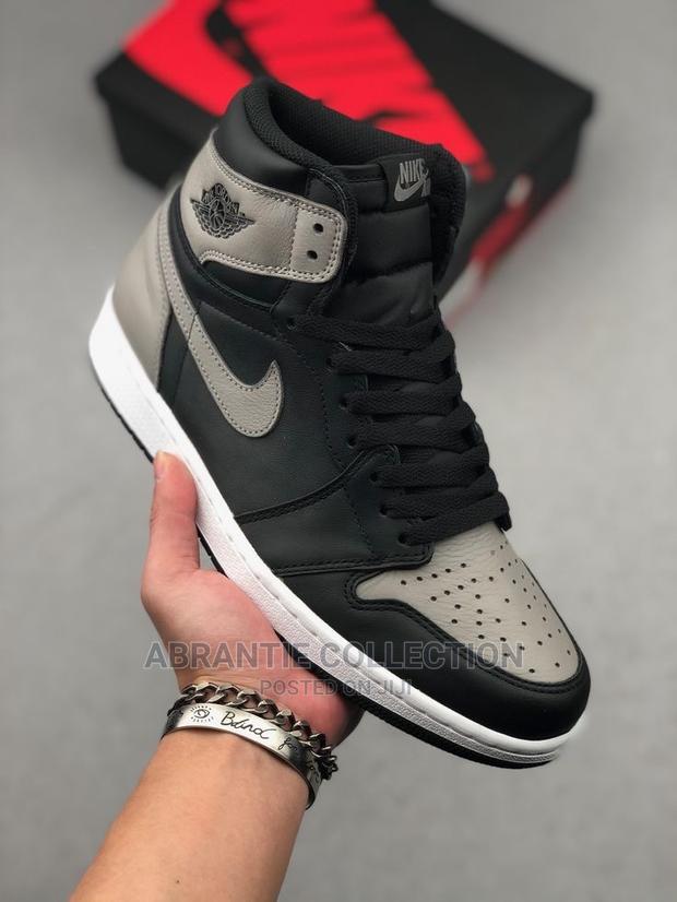Air Jordan Retro 1 Shadow Black/ Ash · Photo 4