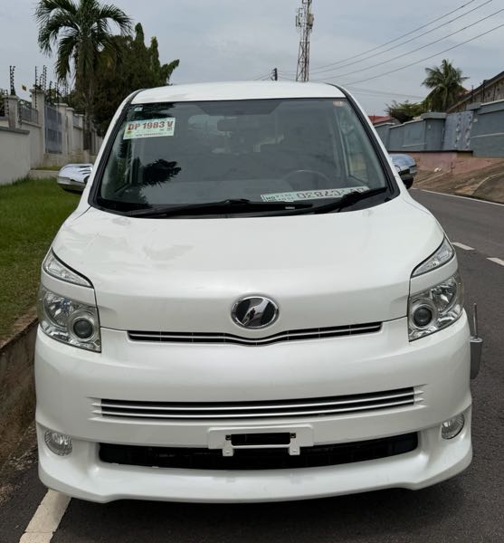 Toyota Voxy 2010 White