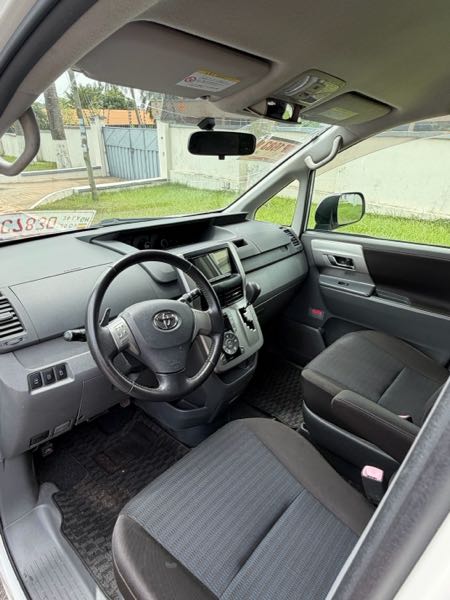 Toyota Voxy 2010 White