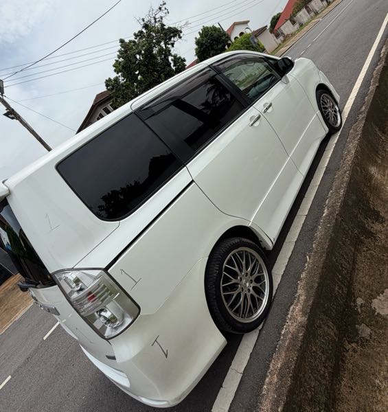 Toyota Voxy 2010 White