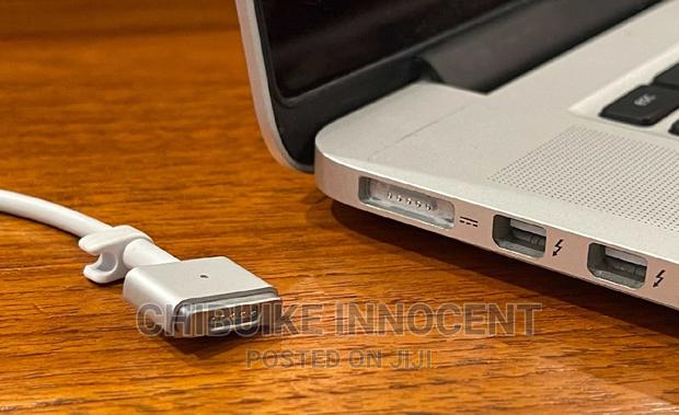 Original Macbook T Charger · Photo 2