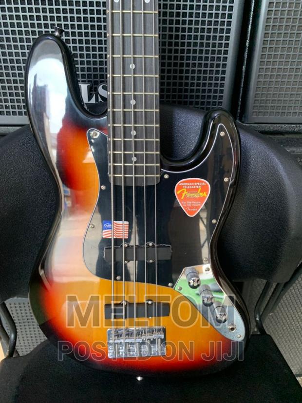 Fender Jazz Bass Guitar (5 Strings) · Photo 3