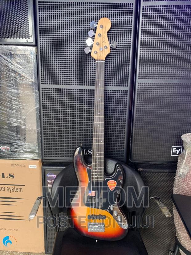 Fender Jazz Bass Guitar (5 Strings) · Photo 1
