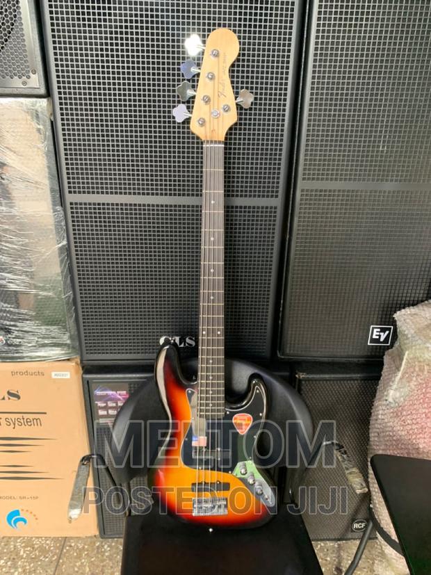Fender Jazz Bass Guitar (5 Strings) · Photo 2