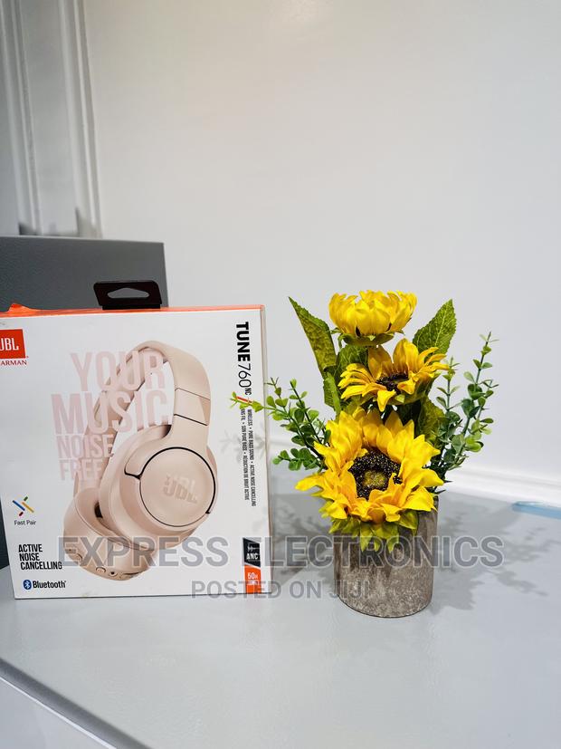 Hear and Play Better With Headphones JBL Tune 760 · Photo 2