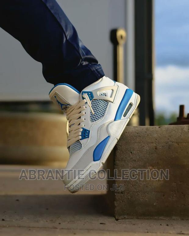 Air Jordan Retro 4 Military Blue · Photo 4