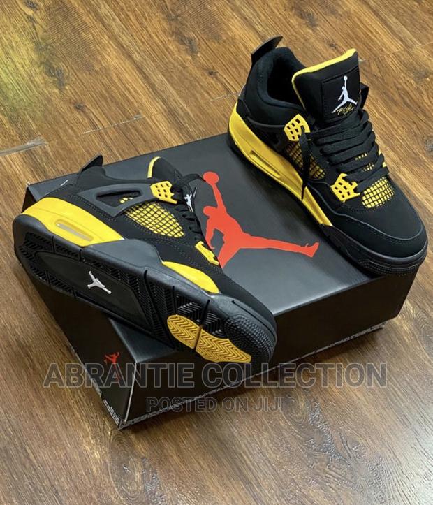 Air Jordan Retro 4 Black/Yellow · Photo 3