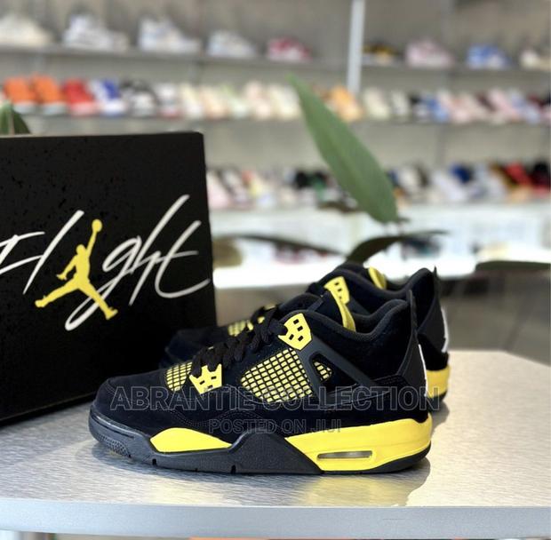 Air Jordan Retro 4 Black/Yellow · Photo 4
