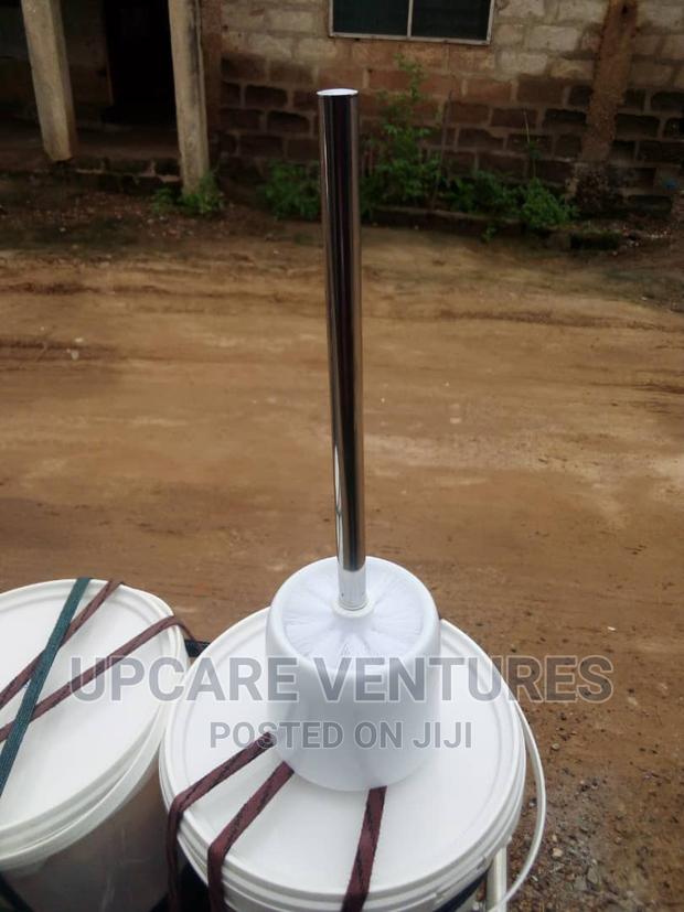 Hard Bristle Toilet Brush · Photo 2