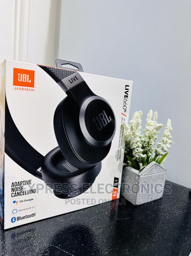 Grab Your Favorite Headphones JBL 660 · Photo 2