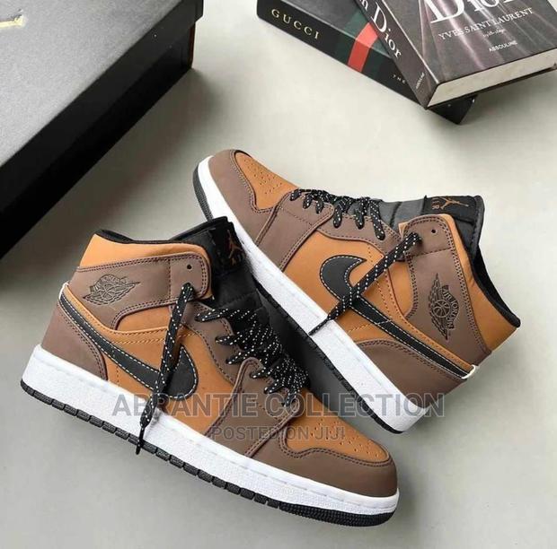 Nike Air Jordan 1 Mid SE Dark Chocolate · Photo 4