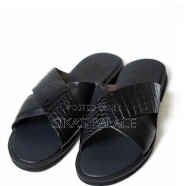 Black Crocodile Slippers · Photo 2