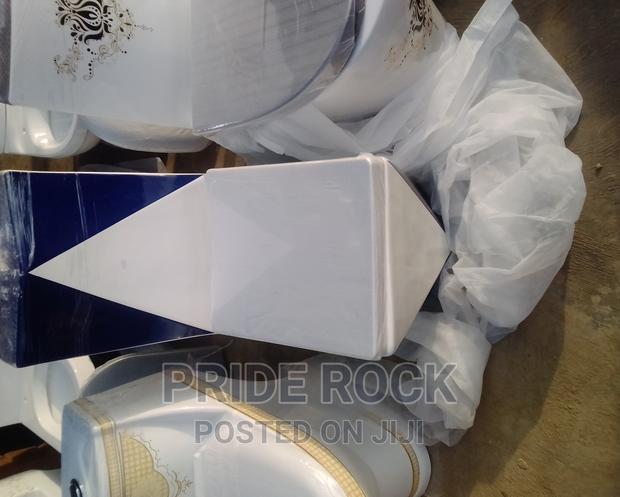 Diamond Shaped Press Top Water Closet · Photo 2