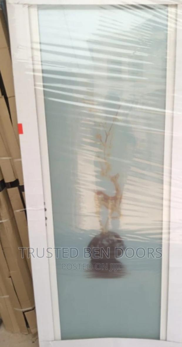 Paladin Glass Bathroom Doors With Designs · Photo 2