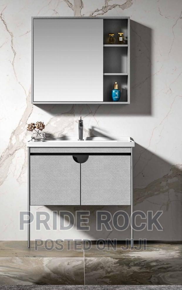 Cabinet Basin With Mirror and Hot and Cold Tap · Photo 4