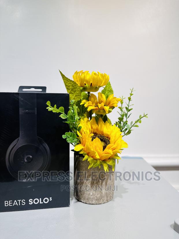 Awesome Sleek Beats Solo 3 Headphones · Photo 2