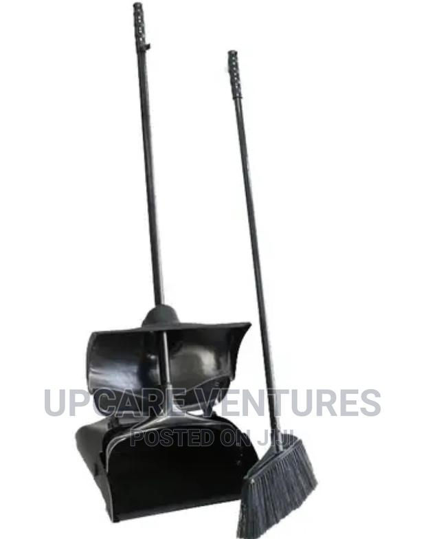 Covered Dustpan With Brush · Photo 3