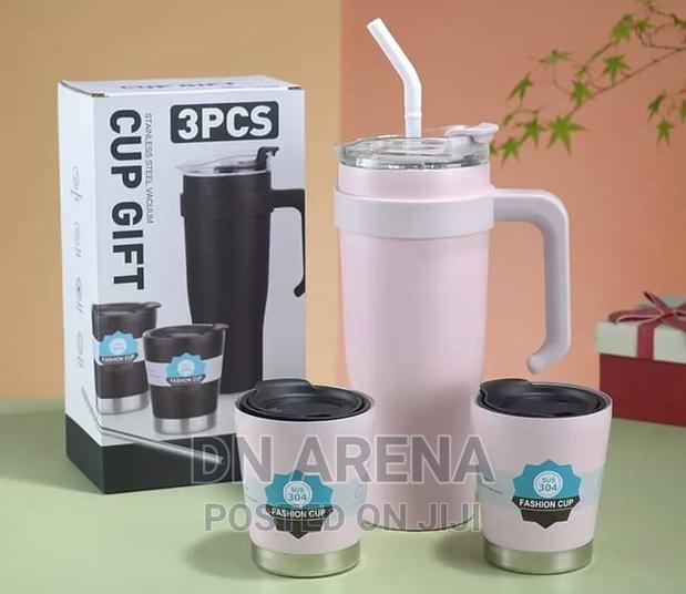 Stainless Steel Insulated Flask With 2 Cups and a Straw photo 3