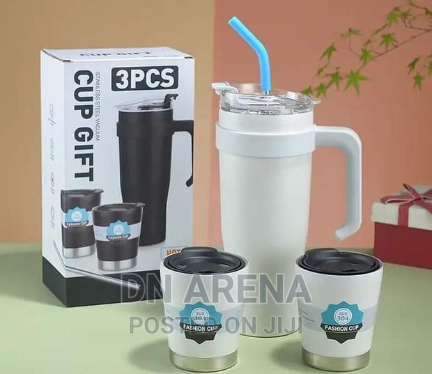 Stainless Steel Insulated Flask With 2 Cups and a Straw photo 5