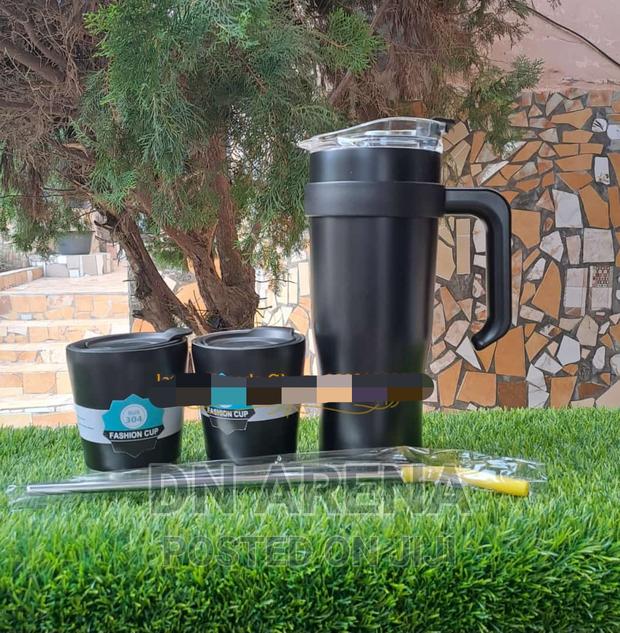 Stainless Steel Insulated Flask With 2 Cups and a Straw photo 4