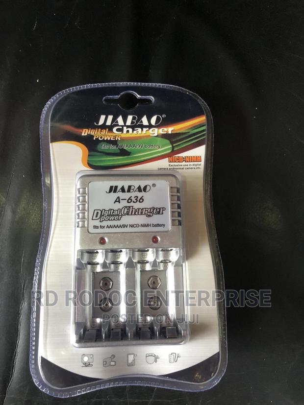 Battery Charger · Photo 2