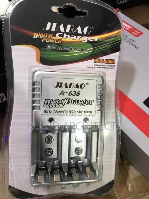 Rechargeable Battery Charger · Photo 4