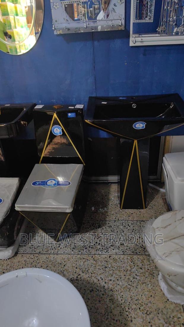 Black Water Closet - DIAMOND SHAPED WATER CLOSET · Photo 4