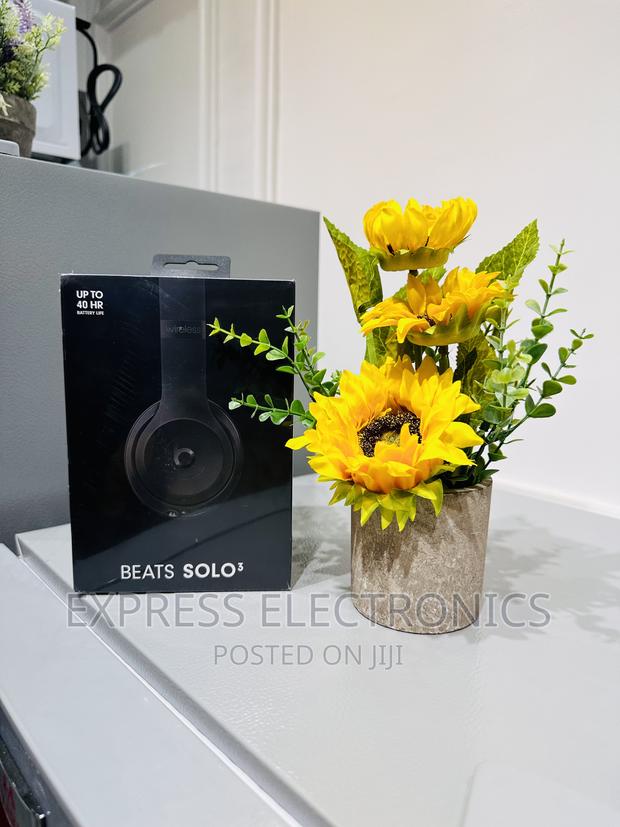 Beats Solo 3 Headphone · Photo 2