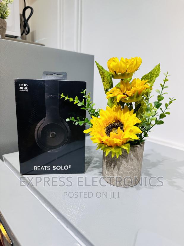 Authentic New Black Solo 3 Headphone · Photo 2