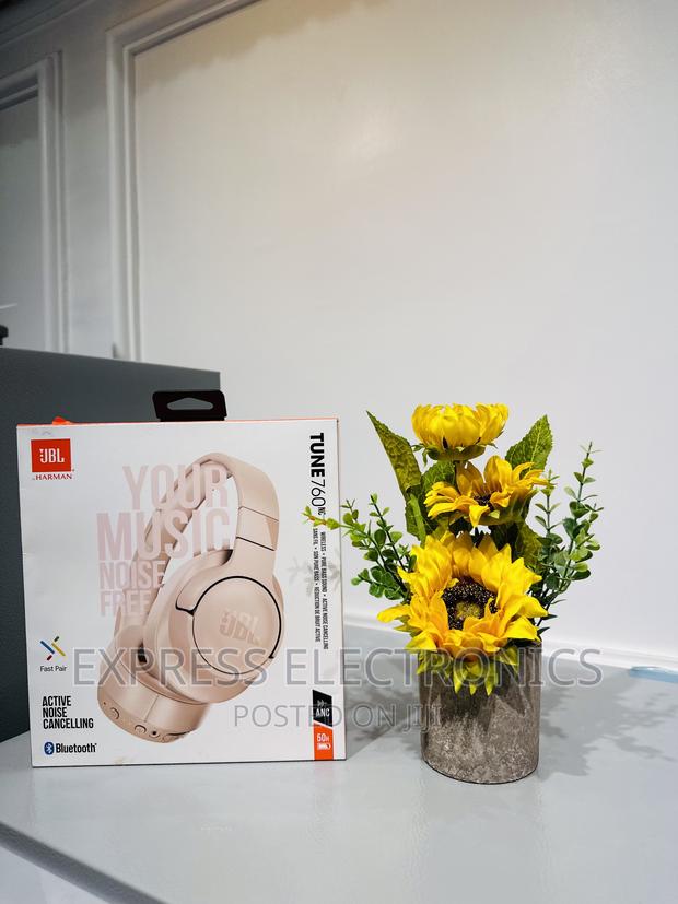 Grab Your Favorite JBL 760 Headphone · Photo 2