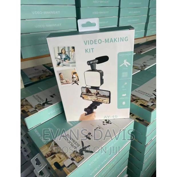 Handheld Vlogging Kits AY-49 With Microphone and Light · Photo 3
