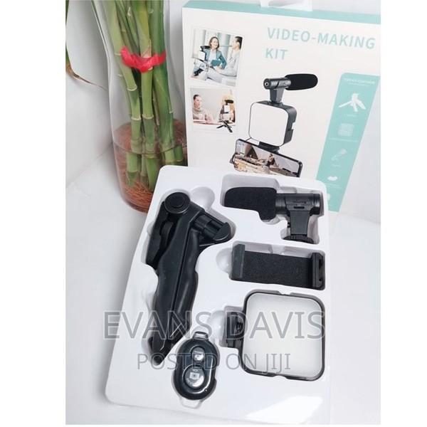 Handheld Vlogging Kits AY-49 With Microphone and Light · Photo 4