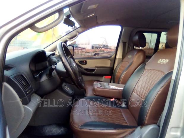 Rent 12 Seater Hyundai H1 · Photo 2