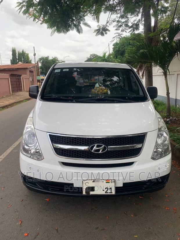 Rent 12 Seater Hyundai H1 · Photo 3
