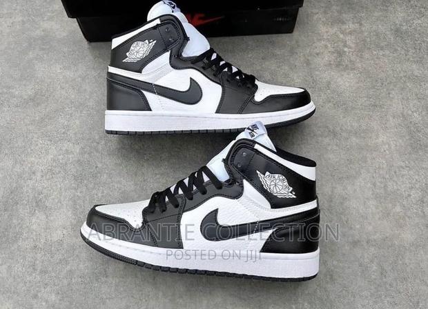 Air Jordan Retro 1 Black/White · Photo 4