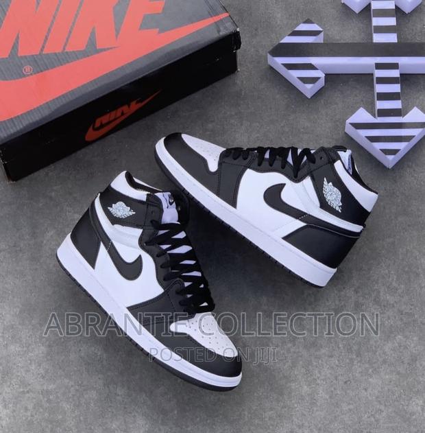 Air Jordan Retro 1 Black/White · Photo 3